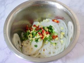 姜蒜末，香菜段，辣椒段放在藕片中。