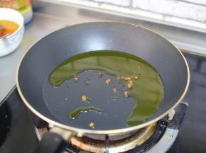 花椒粒放入油中，炸香