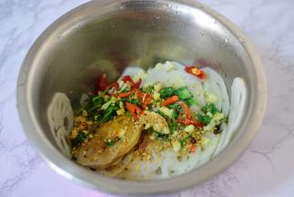 再把油倒入在藕片中