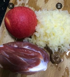 雪耳用水泡发洗干净撕小块，猪肉切块热水汆烫，苹果用盐擦皮洗干净切成四块去籽，蜜枣洗干净备用。