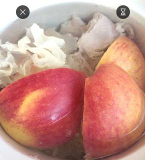 加入适量开水，大火烧开转小火两小时后关火加适量盐调味瓶即可～