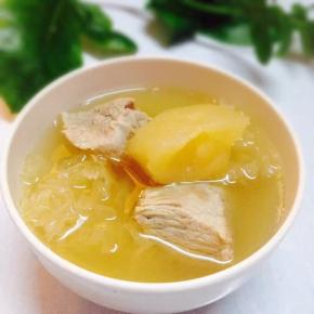 两小时后的汤水，加盐调味即可享用（这次削皮版的，电炖锅做的）
这个汤水甜甜的，小孩子也很爱喝～