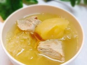 两小时后的汤水，加盐调味即可享用（这次削皮版的，电炖锅做的）
这个汤水甜甜的，小孩子也很爱喝～