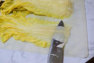 酸菜洗净，刀横着把酸菜切一层，再切丝