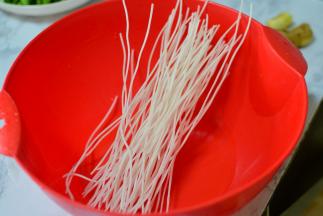 粉条用开水泡20分钟，备用