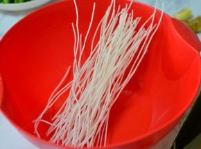 粉条用开水泡20分钟，备用