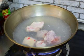 五花肉放凉水锅，大火烧开，撇去浮沫，捞出备用