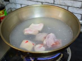 五花肉放凉水锅，大火烧开，撇去浮沫，捞出备用