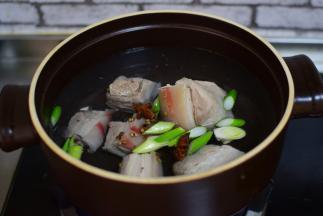 五花肉再加入清水，加葱、姜、花椒、八角，煮50分钟