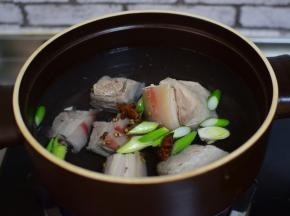 五花肉再加入清水，加葱、姜、花椒、八角，煮50分钟