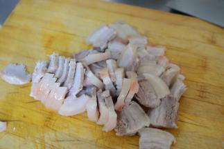 五花肉取出，切片备用