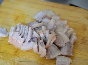 五花肉取出，切片备用