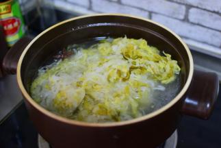 煮五花肉的汤留着，放入酸菜