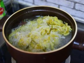 煮五花肉的汤留着，放入酸菜