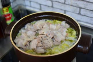 再把五花肉片加入