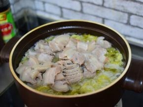 再把五花肉片加入