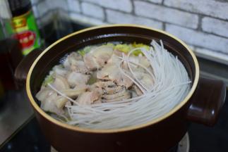 加入粉条，继续煮20分钟