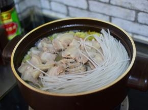 加入粉条，继续煮20分钟