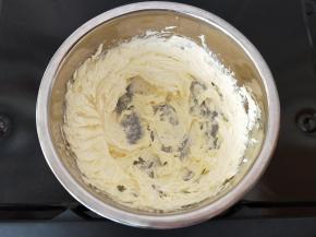 加细砂糖打发至羽毛状。