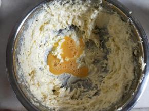 分三次加入鸡蛋液继续打发至完全融合。