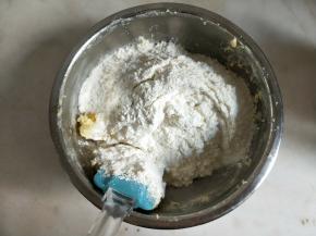 加入过筛好的低筋面粉切拌、压拌至看不见干粉。