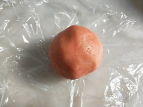 揉匀成粉色面团。