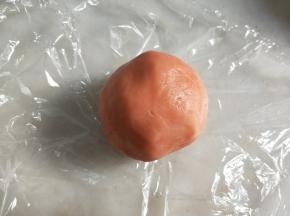 揉匀成粉色面团。