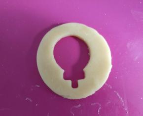 将饼干镂空放入烤盘中。