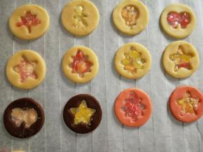 里面填满敲碎的各种颜色的水果硬糖。预热烤箱150度烤18分钟左右，硬糖融化即可。