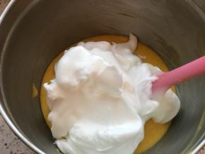 取出三分之一加入蛋黄糊