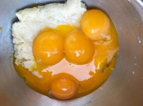 搅匀后加入蛋黄