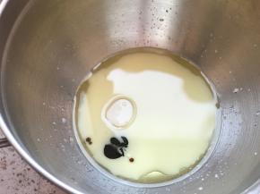 牛奶玉米油还有香草精混合搅匀