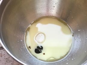 牛奶玉米油还有香草精混合搅匀