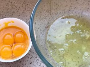 蛋黄蛋白分开，蛋白盆子无水无油，如果是普通高度的8寸模具，减少一个鸡蛋即可