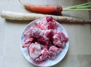 准备食材: 今天看到超市的胡萝卜特别新鲜，正好要烧汤，就买回来了。