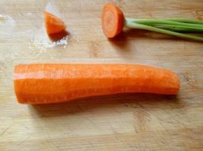 胡萝卜去皮，把尖和根切掉，去皮的胡萝卜洗干净，滚刀切块。