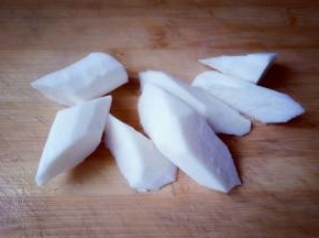 山药去皮:(可以戴上一次性手套来削皮，避免汁液弄在手上会很痒。)戴上一次性手套将山药洗干净，也滚刀切块。