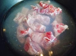 排骨洗干净后，冷水入锅焯水。大火烧开即可捞出，用冷水反复冲洗，把排骨上的杂质冲洗干净备用。
