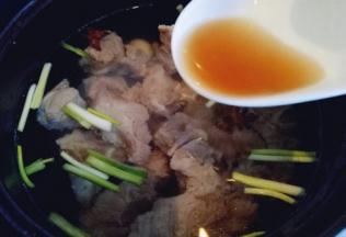 砂锅中加入水，把调味料倒入锅中，葱姜蒜，八角桂皮，冰糖。把排骨用手抓到砂锅里。加入料酒，大火烧开后转小火慢熬25分钟。