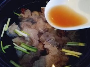 砂锅中加入水，把调味料倒入锅中，葱姜蒜，八角桂皮，冰糖。把排骨用手抓到砂锅里。加入料酒，大火烧开后转小火慢熬25分钟。