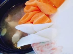 25分钟后加入切好的山药和胡萝卜，大火再次烧开，转小火熬15分钟即可。