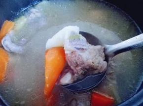 15分钟后鲜美的汤完成啦！调味出锅，香浓哦