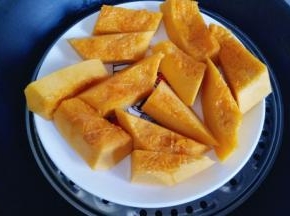 首先将南瓜去皮，去瓤，洗干净。洗好的南瓜切块，上锅隔水蒸熟.大概10分钟的样子，可以打开盖子用筷子扎一下来辨别南瓜是否熟了。