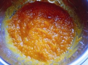 蒸熟的南瓜，用夹子夹出，小心烫手。 用手动打蛋器把南瓜打成泥，放旁边备用。