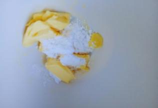 黄油室温软化(现在天气热，取出来切好，外准备好其它食材，黄油已经软化，不要室温放太久。) 室温软化的黄油 加入糖粉。