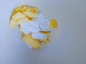 黄油室温软化(现在天气热，取出来切好，外准备好其它食材，黄油已经软化，不要室温放太久。) 室温软化的黄油 加入糖粉。