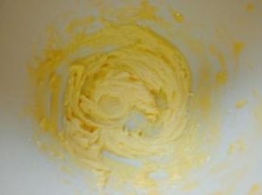 用电动打蛋器打至蓬松，