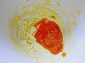 加入提前做好的南瓜泥，继续用电动打蛋器打至，南瓜泥和黄油融为一体，完全看不到南瓜泥。加入盐搅拌均匀。