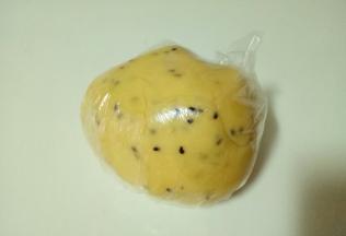 揉好的面团装入食品袋或者用保鲜膜包起来都可以。放入冰箱冷藏30分钟。(是冷藏室)