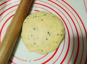 30分钟后取出面团，室温放一会儿。稍软一点即可。